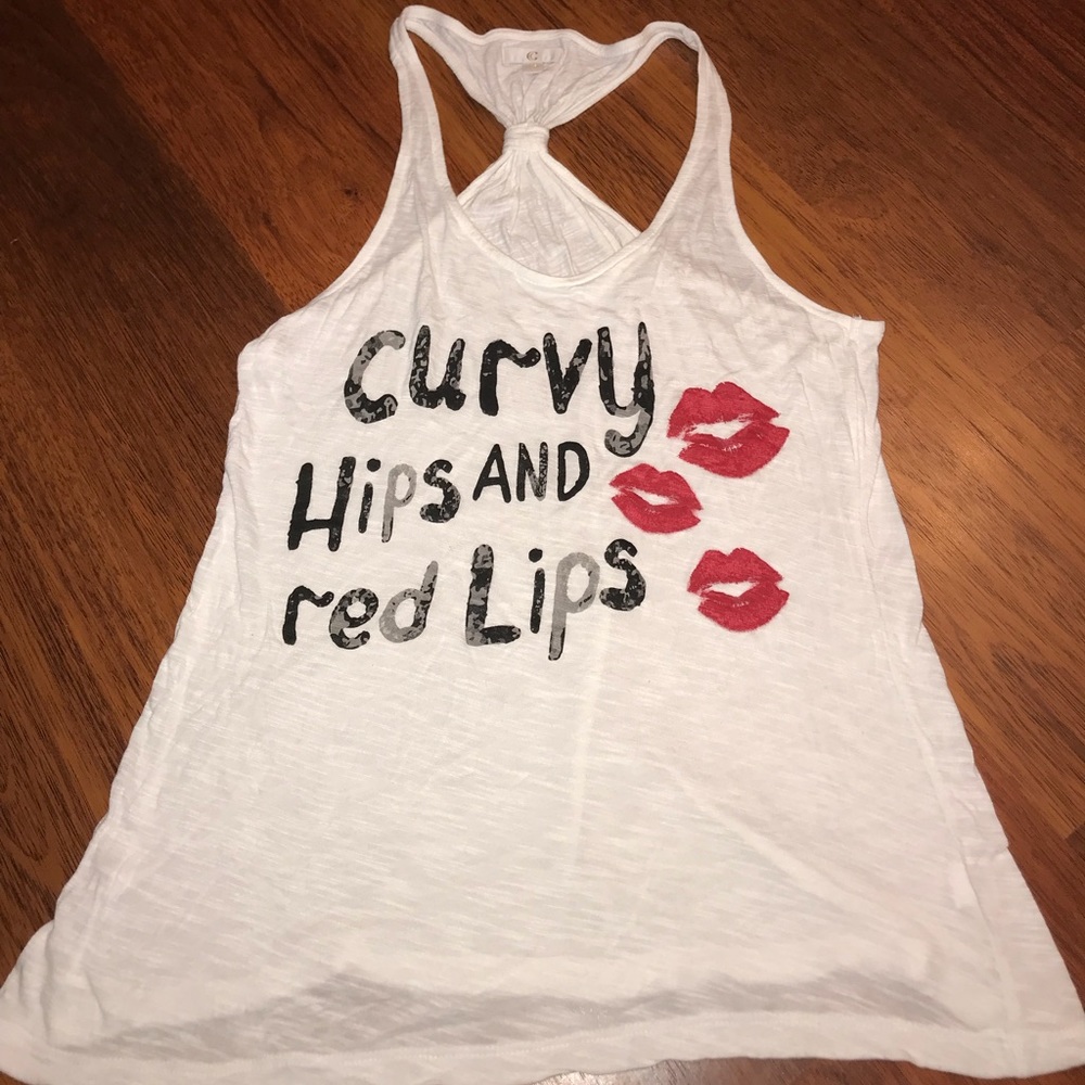 Curvy hips & red lips tank 💋